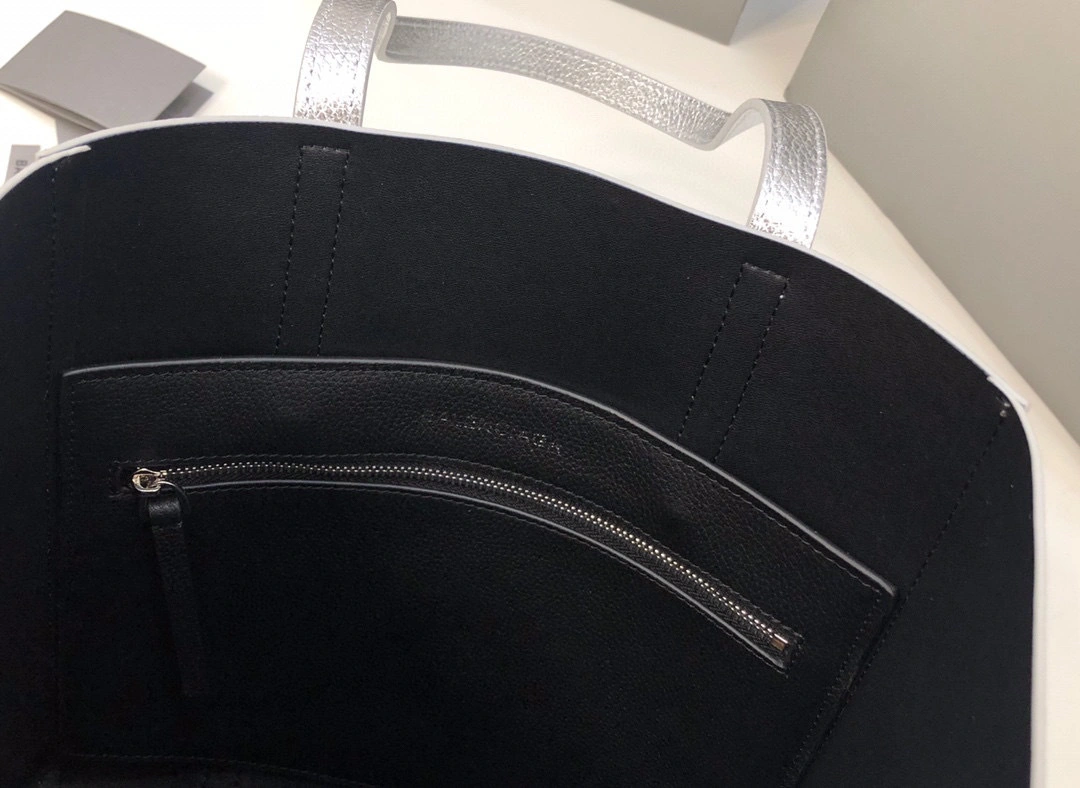 B. everyday tote item:B-B00A2428